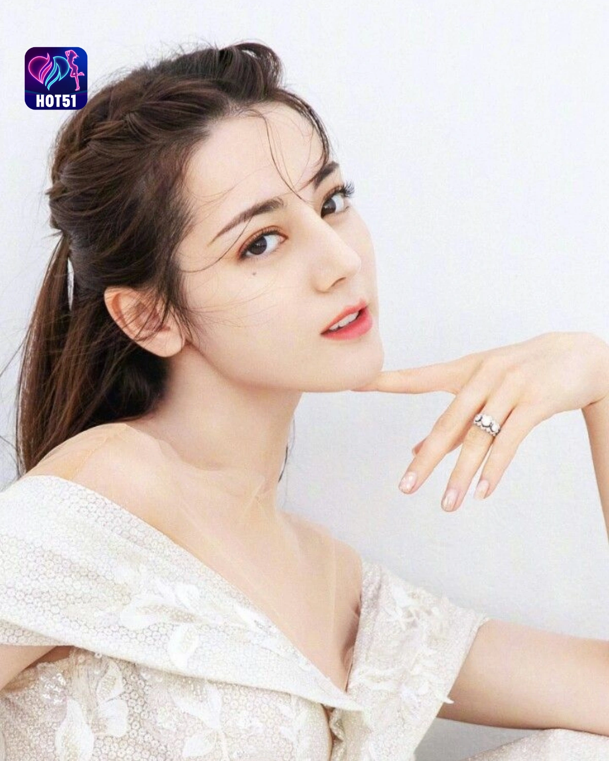You are currently viewing Beautiful Stunning Dilraba Dilmurat Photos on HOT51 Platform