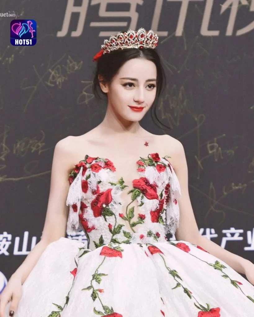 Beautiful Dilraba Dilmurat Photos on HOT51 Platform