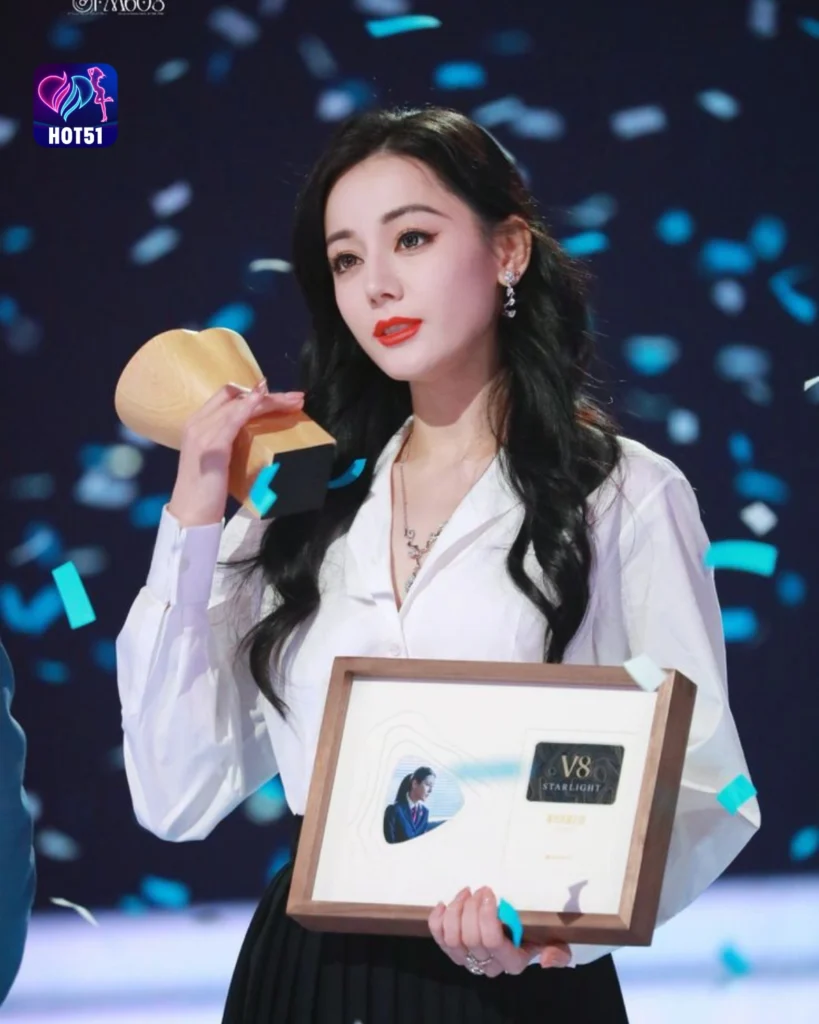  Beautiful Dilraba Dilmurat Photos on HOT51 Platform