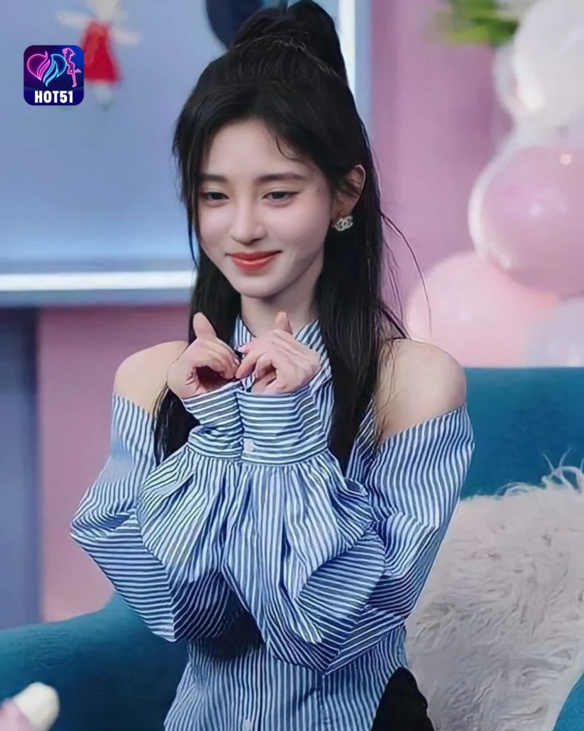  Beautiful Ju Jingyi Photos on HOT51 Platform