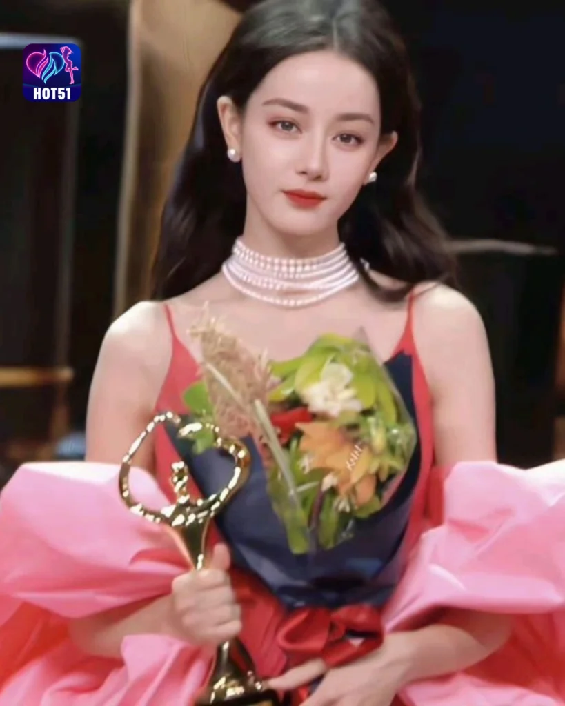Beautiful Stunning Kecantikan Foto Dilraba Dilmurat di Platform HOT51 