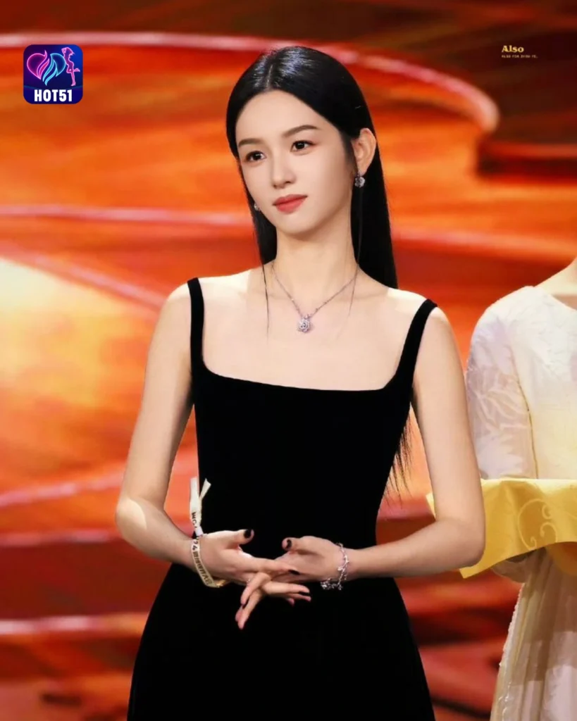  Beautiful Stunning Kecantikan Foto Zhou Ye di Platform HOT51 