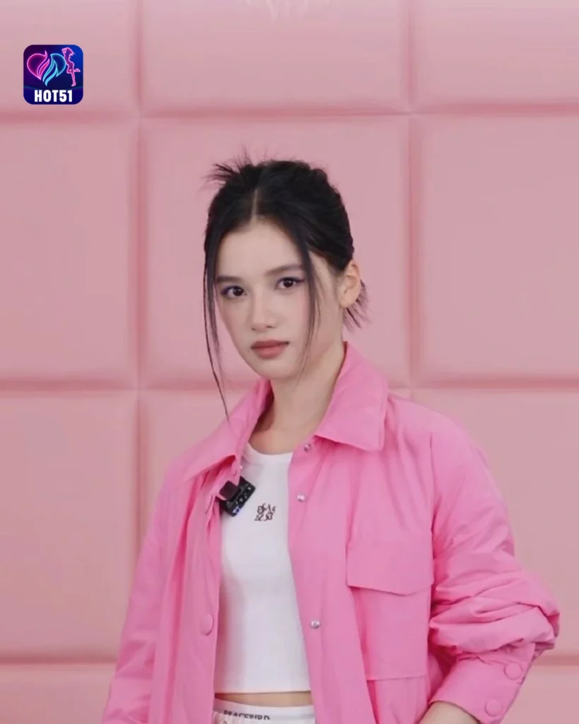 Beautiful Stunning Zhang Jingyi di Platform HOT51 