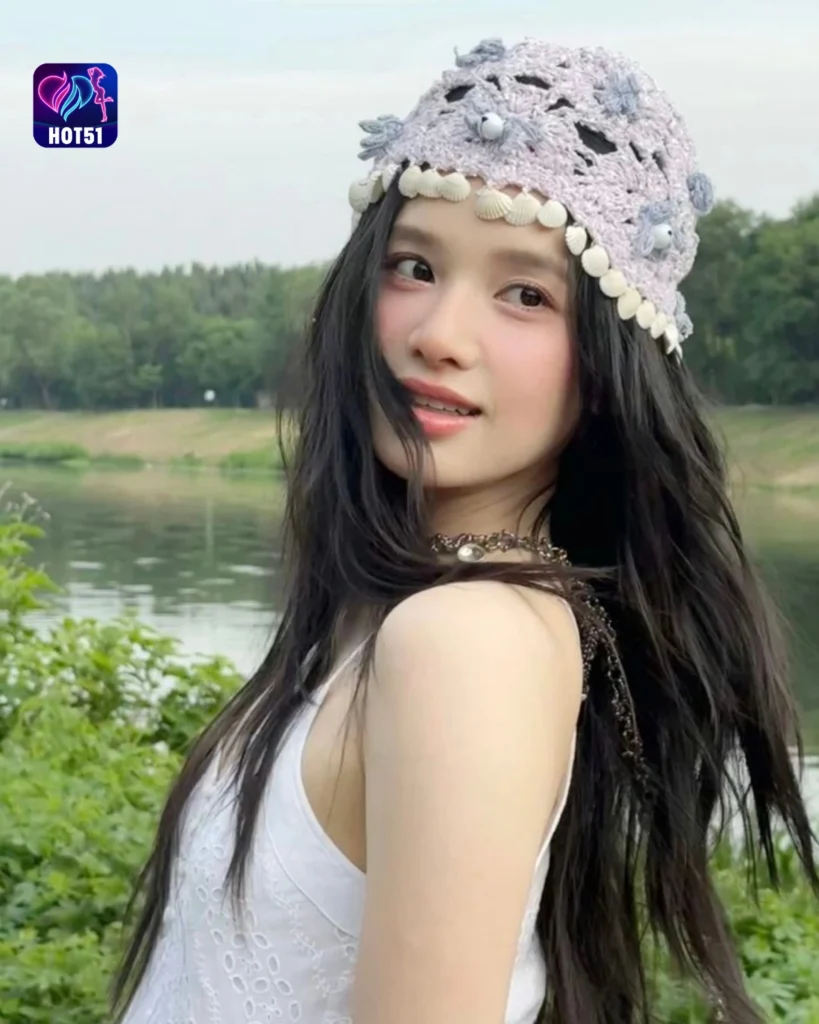 Beautiful Stunning Zhang Jingyi di Platform HOT51 