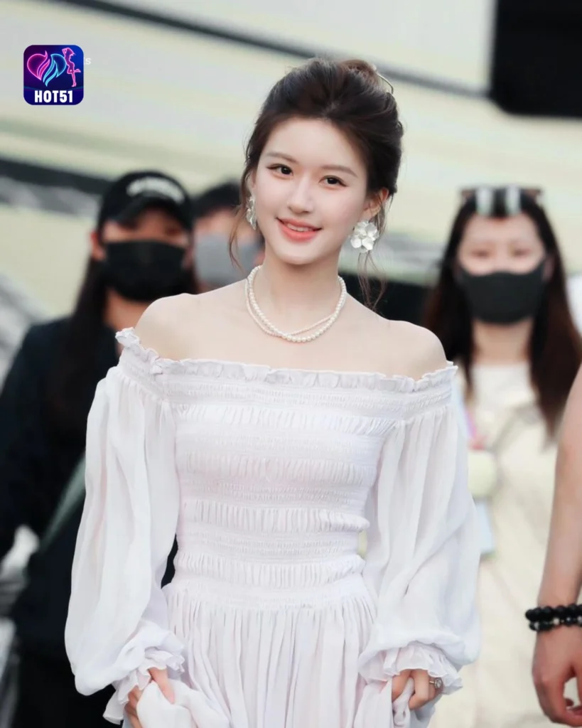 Beautiful Stunning Zhao Lusi Photos on HOT51 Platform 