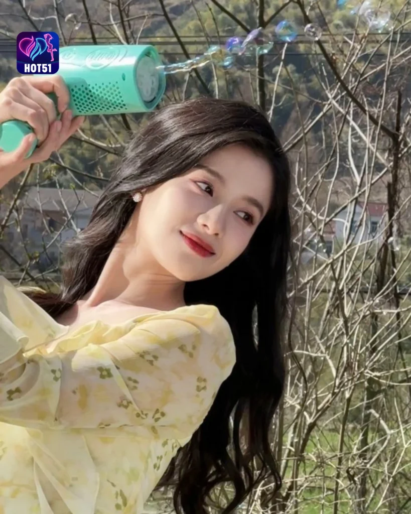 Beautiful Zhang Jingyi Photos on HOT51 Platform 