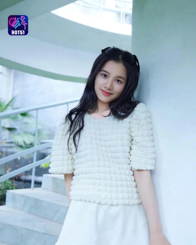 Beautiful Zhang Jingyi Photos on HOT51 Platform