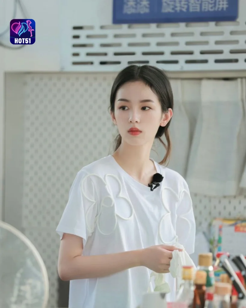  Beautiful Zhou Ye Photos on HOT51 Platform