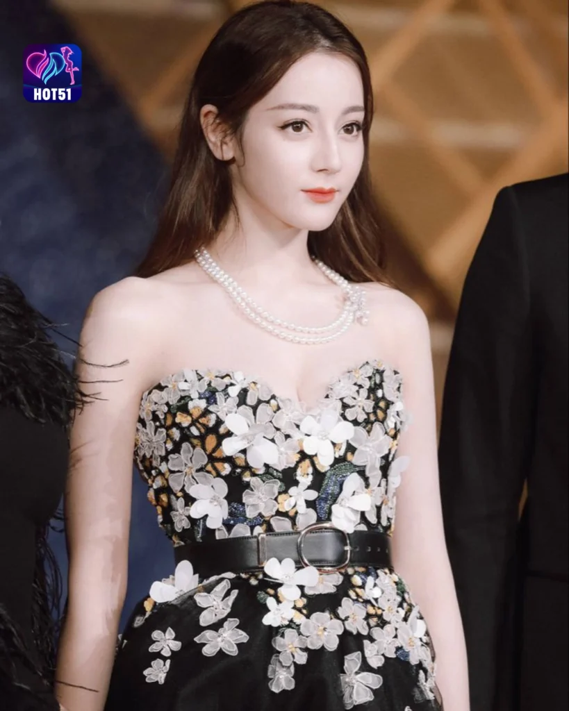  Dilraba Dilmurat Gorgeous Photos on HOT51 Platform 