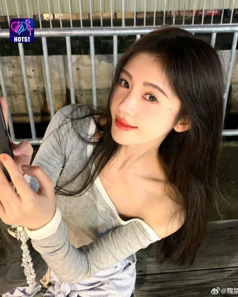 Foto Cantik Ju Jingyi di Platform HOT51