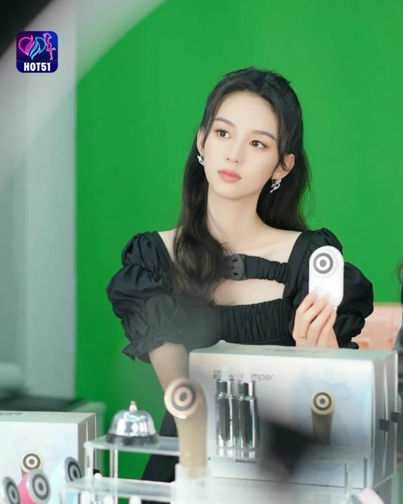 Foto Menarik Zhou Ye di Platform HOT51