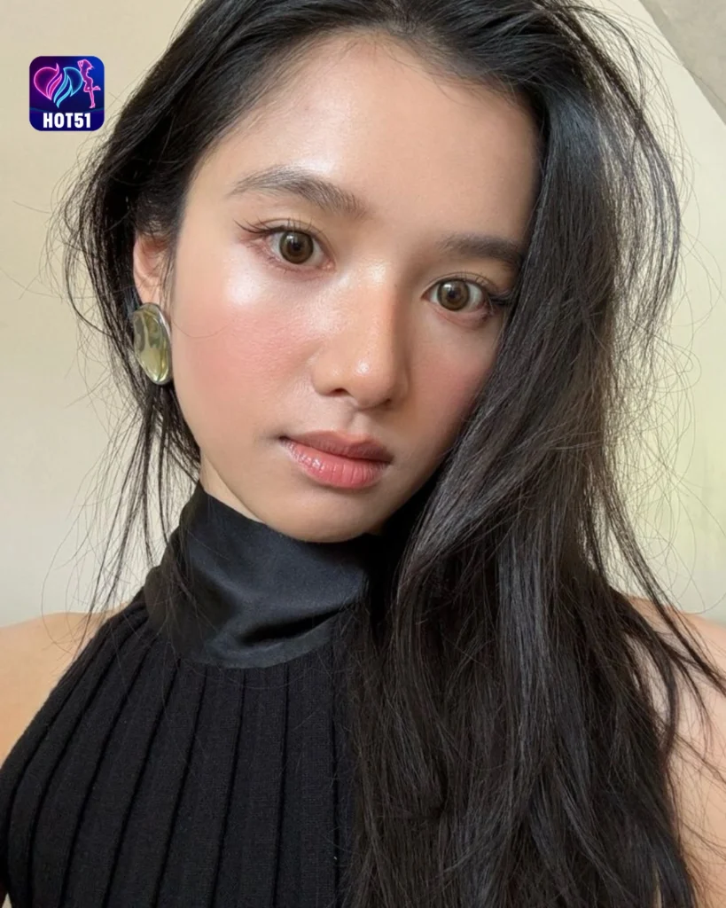 Foto Menawan Zhang Jingyi di Platform HOT51 