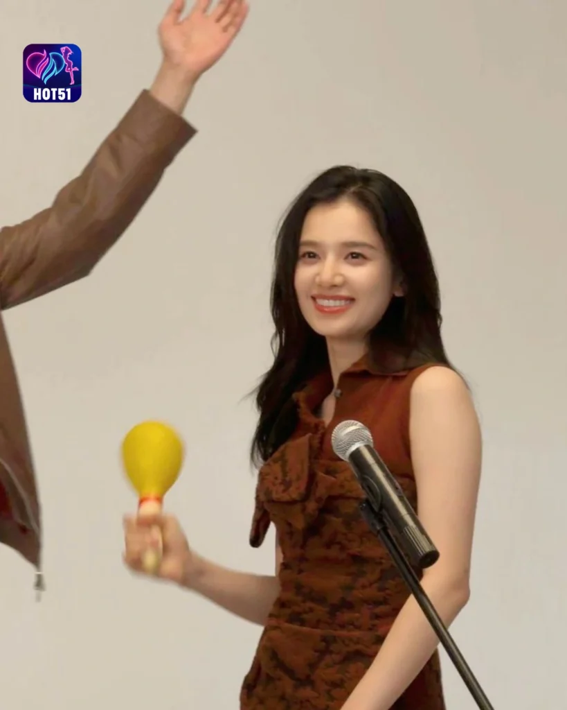 Foto Menawan Zhang Jingyi di Platform HOT51 