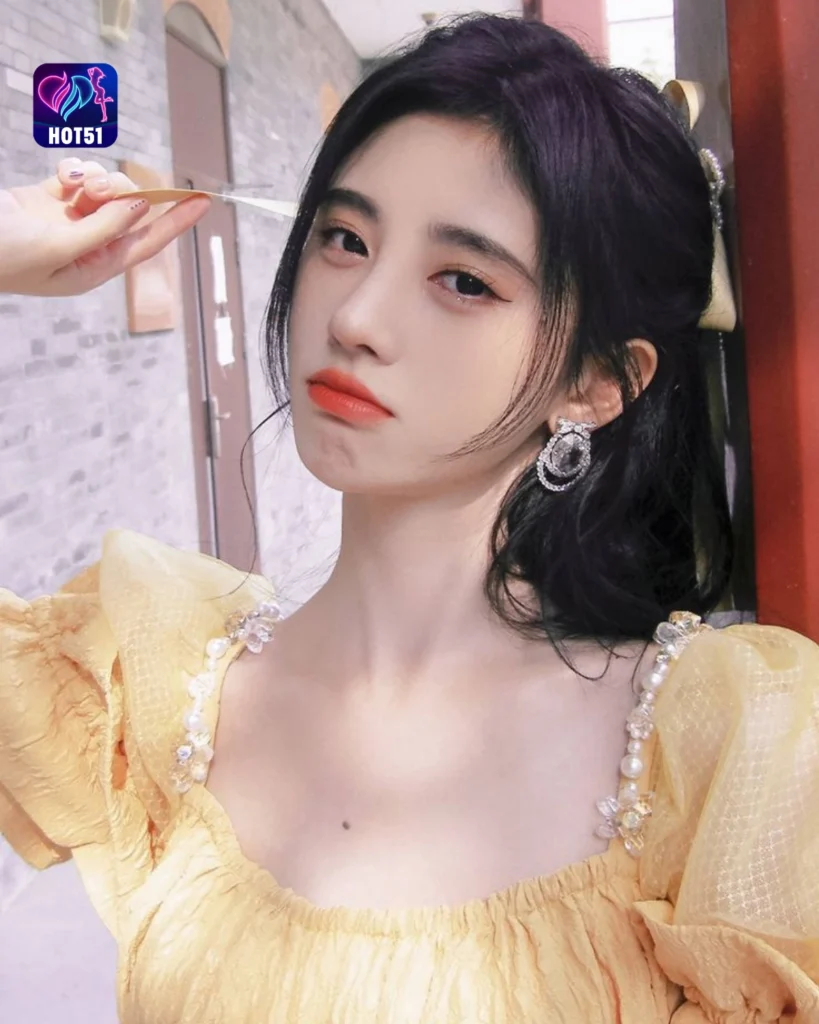  Gambar Cantik Ju Jingyi di Platform HOT51