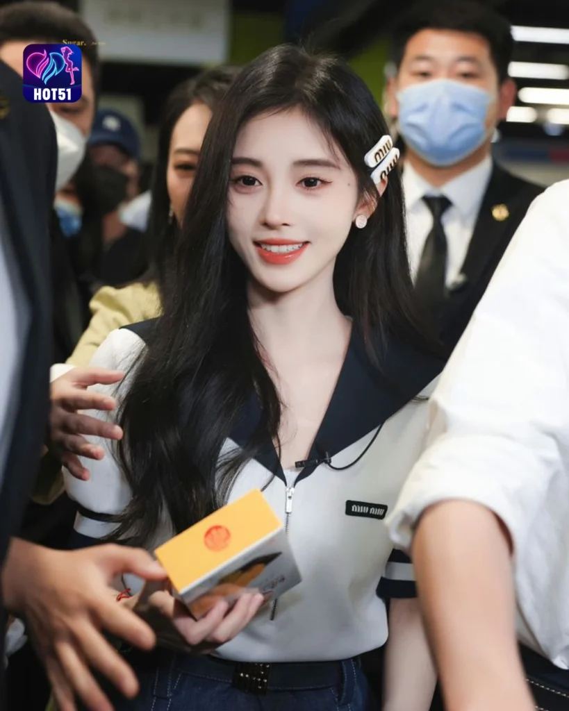  Gambar Cantik Ju Jingyi di Platform HOT51