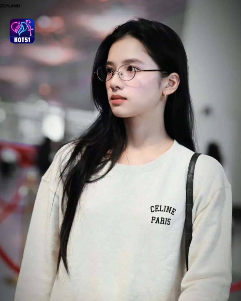  Gambar Cantik Zhang Jingyi di Platform HOT51 