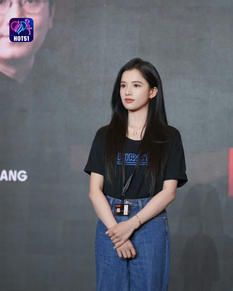  Gambar Cantik Zhang Jingyi di Platform HOT51 