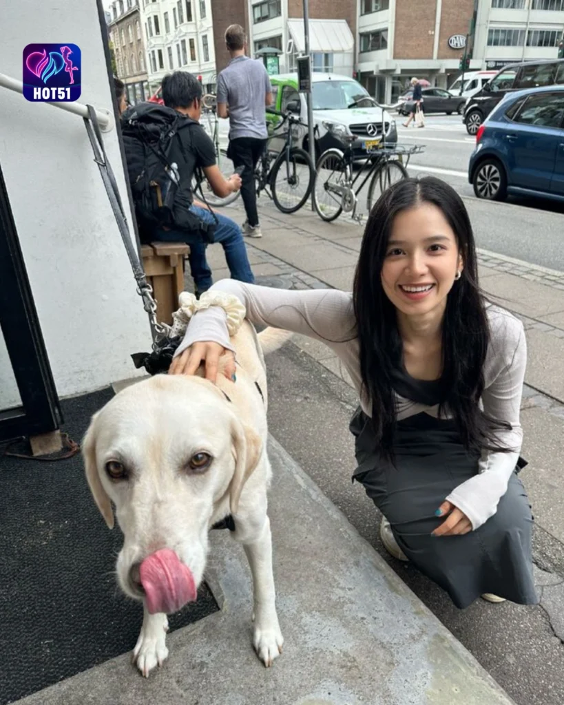  Gambar Cantik Zhang Jingyi di Platform HOT51 