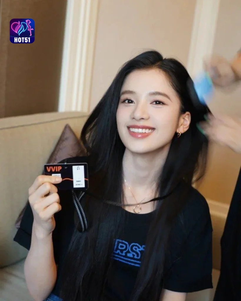  Gambar Cantik Zhang Jingyi di Platform HOT51 
