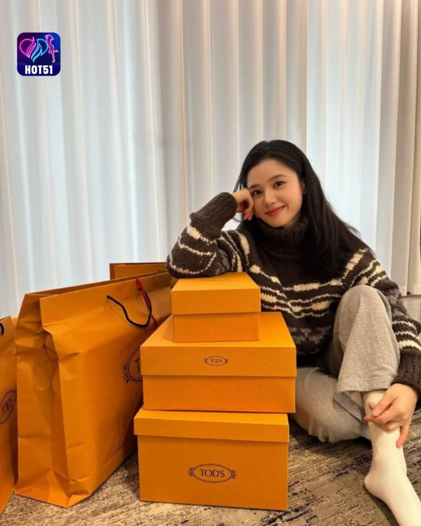  Gambar Cantik Zhang Jingyi di Platform HOT51 