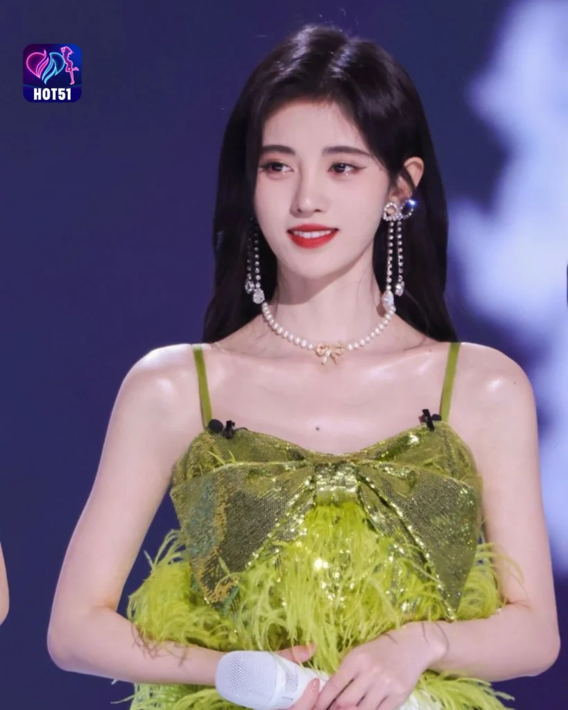 Gambar Menarik Ju Jingyi di Platform HOT51