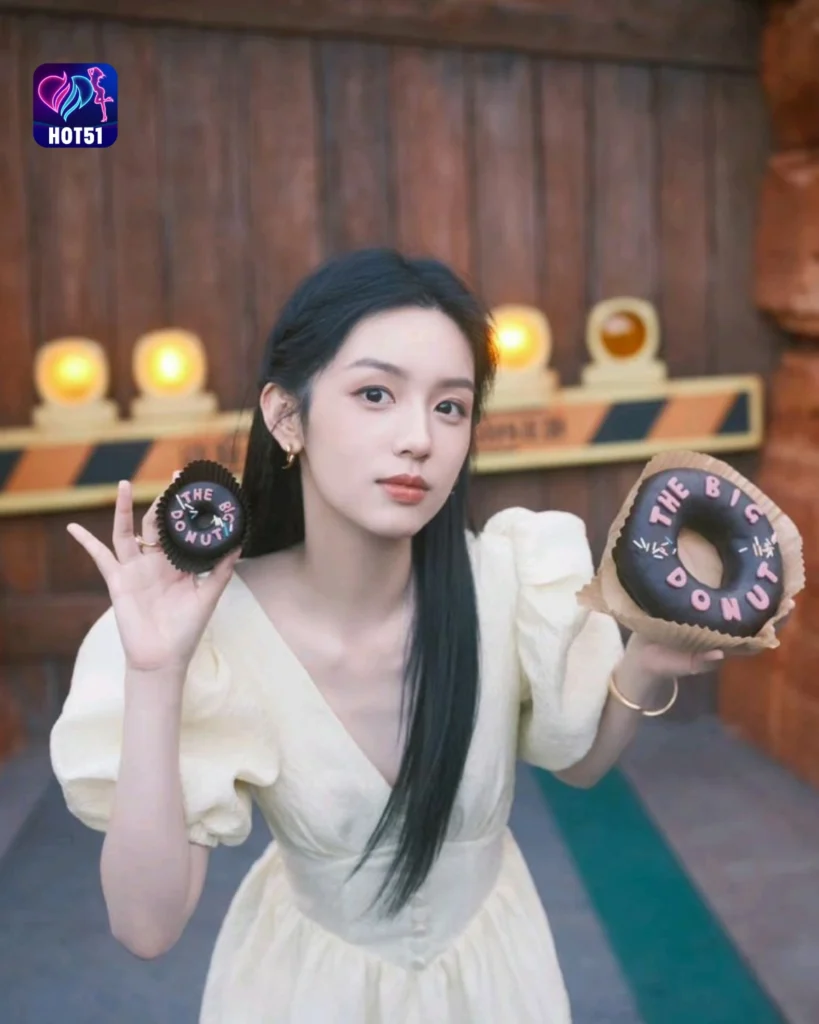  Gambar Menawan Zhou Ye di Platform HOT51