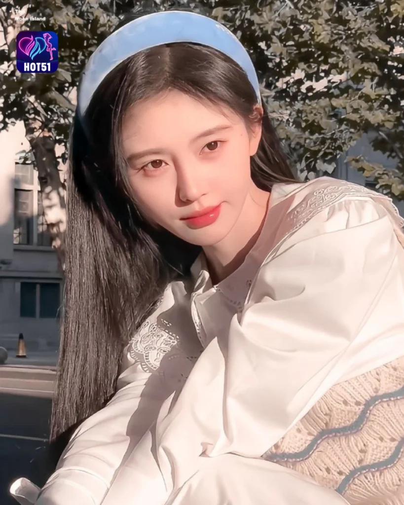 Ju Jingyi Cantik Dalam Foto di Platform HOT51