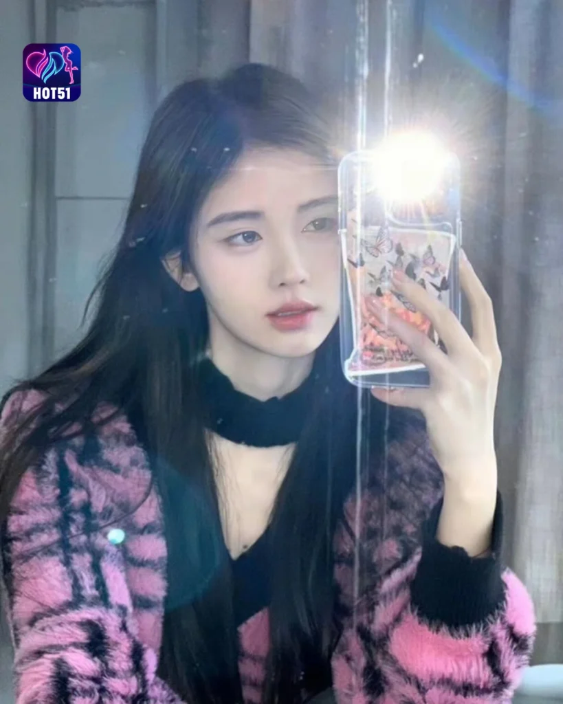 Ju Jingyi Cantik Dalam Foto di Platform HOT51