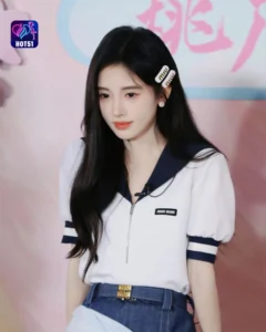 Read more about the article Beautiful Stunning  Foto Ju Jingyi di Platform HOT51