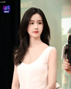 Read more about the article Beautiful Stunning Chen Duling Photos Shine on HOT51 Platform