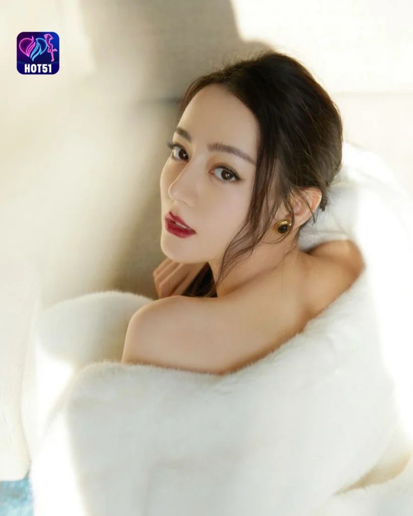Stunning Dilraba Dilmurat Photos on HOT51 Platform 