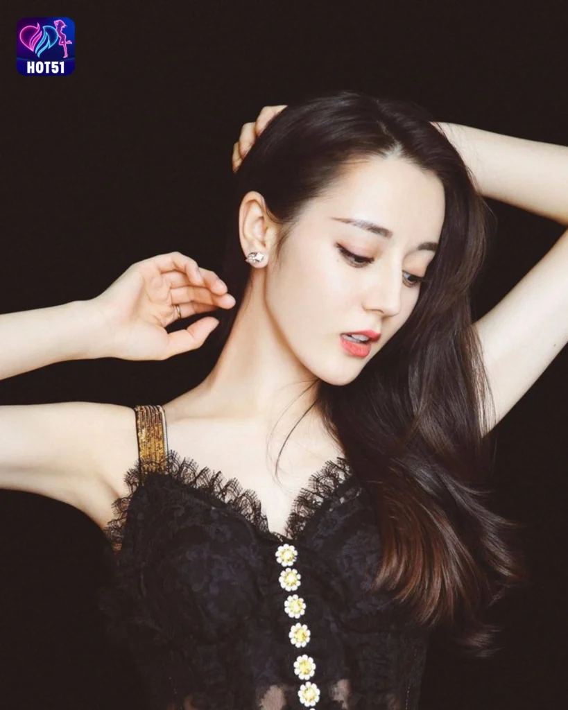 Stunning Dilraba Dilmurat Photos on HOT51 Platform 