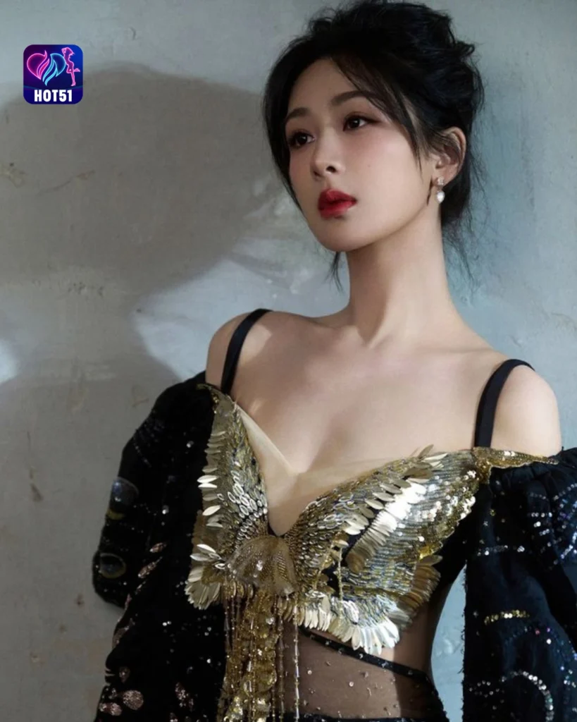 Stunning YANG ZI Photos Featured on HOT51 Platform