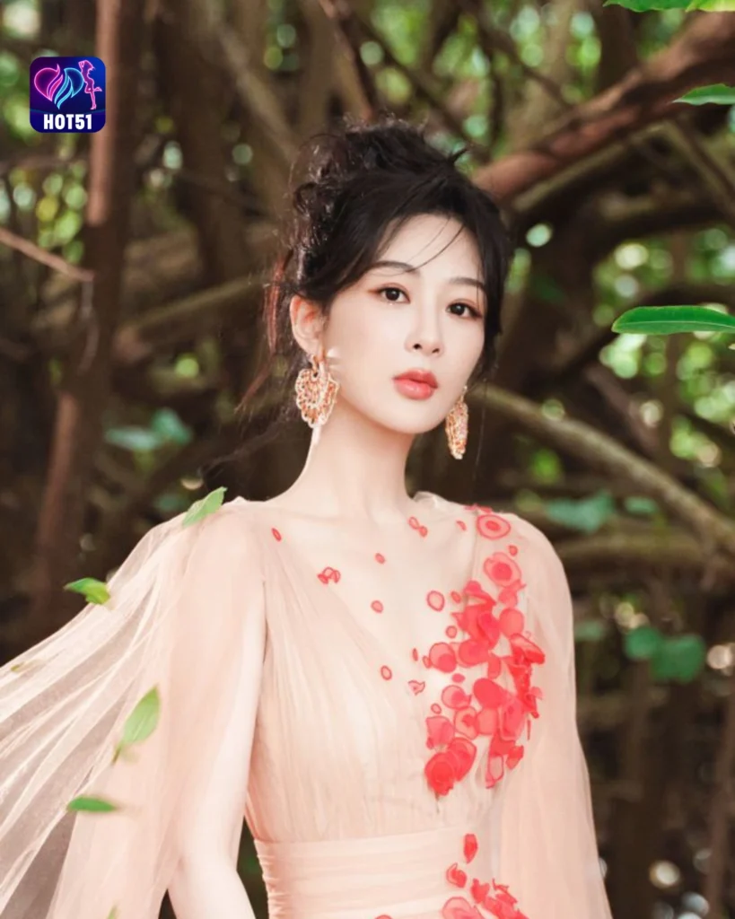 Stunning YANG ZI Photos Featured on HOT51 Platform