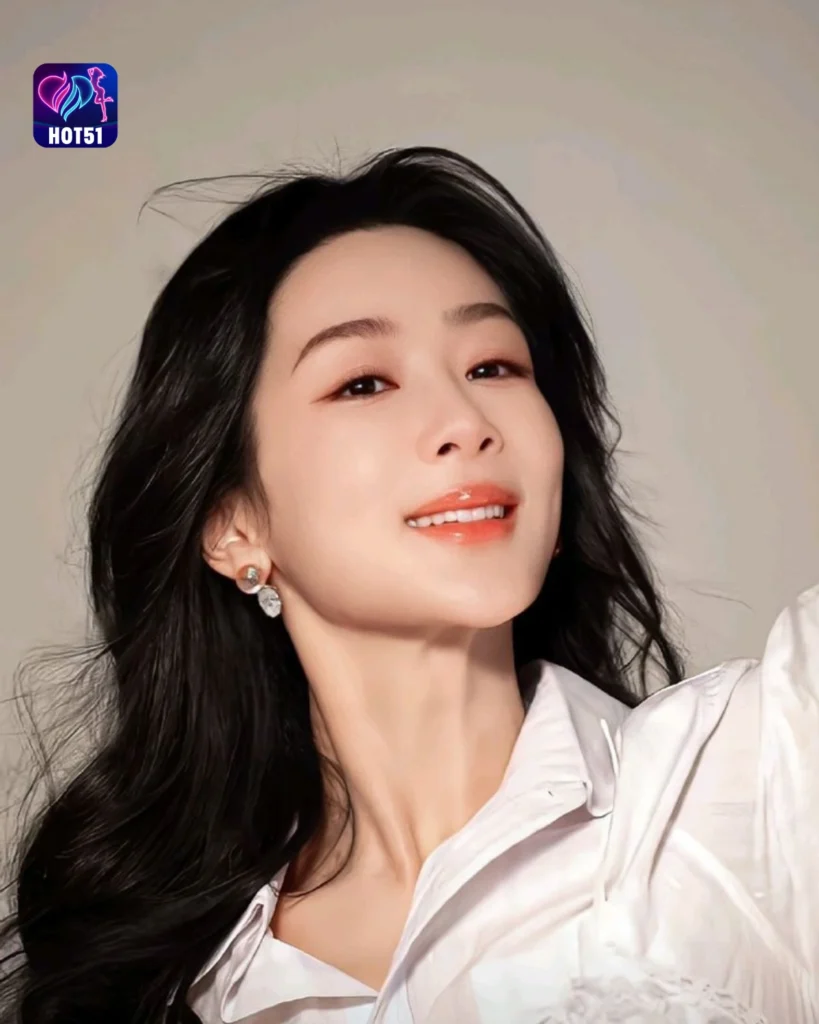 Stunning YANG ZI Photos Featured on HOT51 Platform