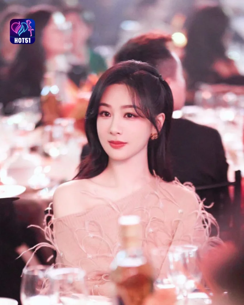Stunning YANG ZI Photos on HOT51 Platform A Review