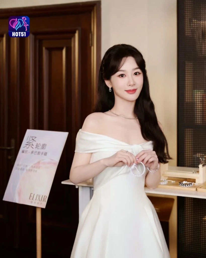  Stunning Yang Zi Photos on HOT51 Platform