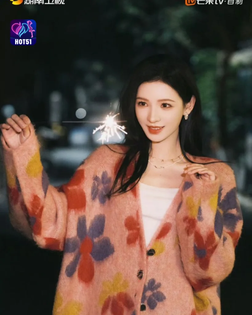 Stunning Zhang Yuxi Photos on HOT51 Live Platform