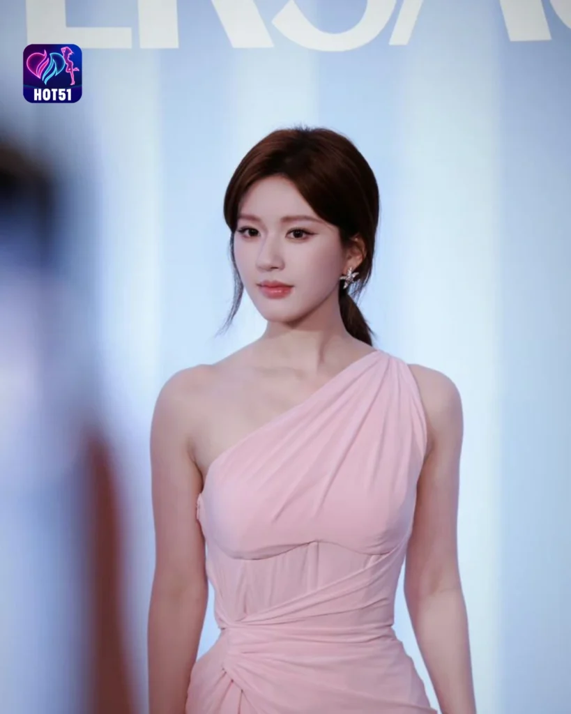  Stunning Zhao Lusi Photos on HOT51 Platform