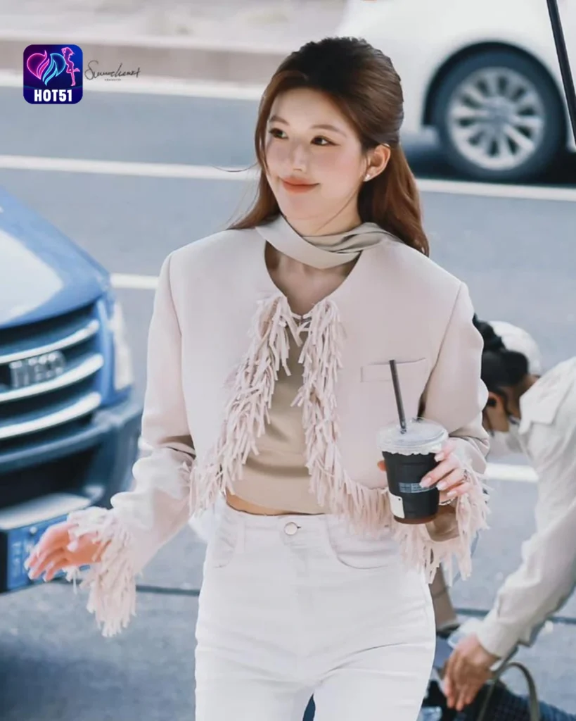  Stunning Zhao Lusi Photos on HOT51 Platform 