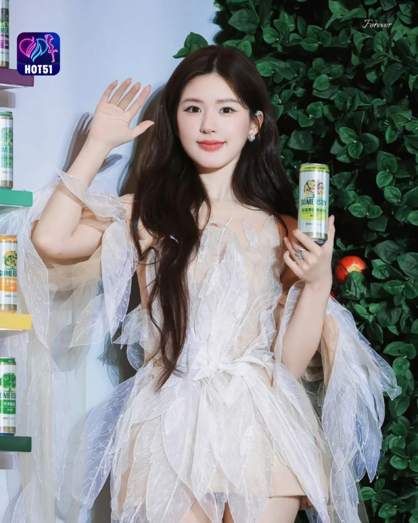 Stunning Zhao Lusi Photos on HOT51 Platform 