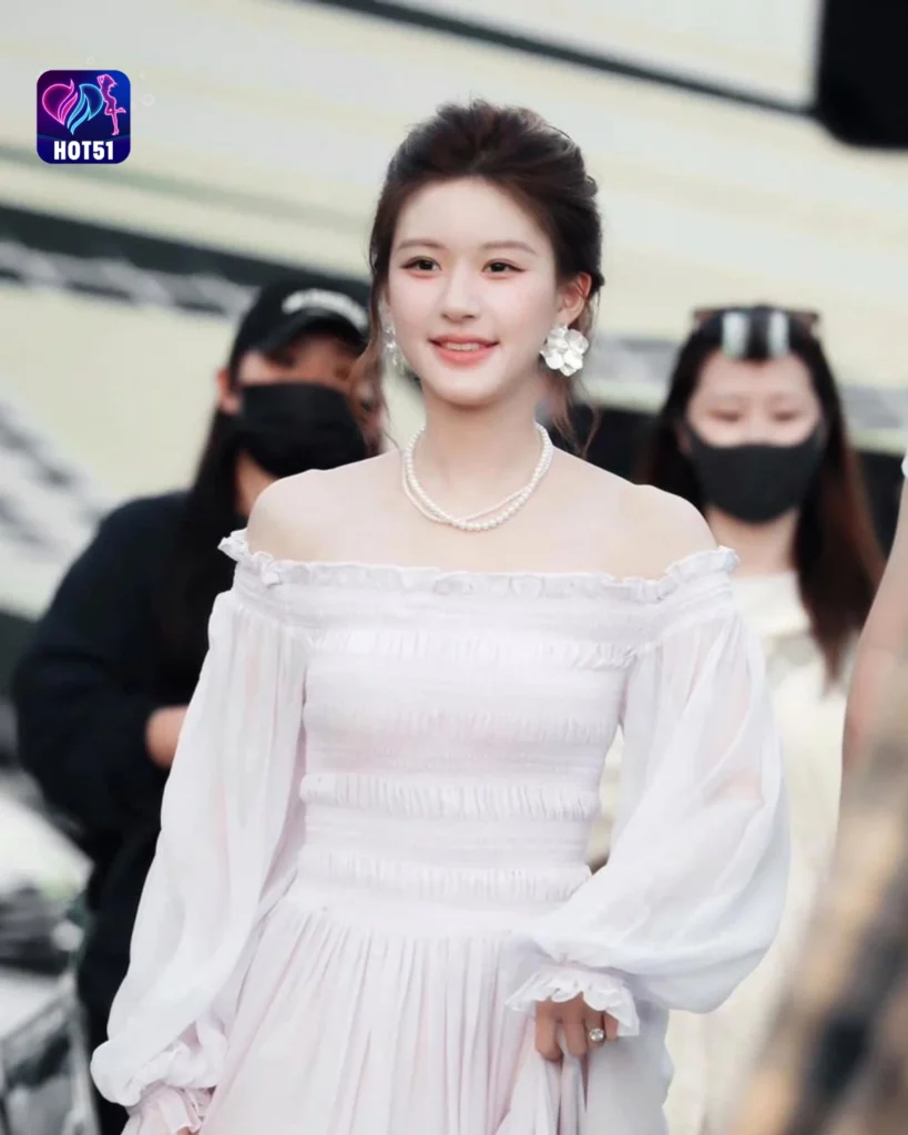  Stunning Zhao Lusi Photos on HOT51 Platform 