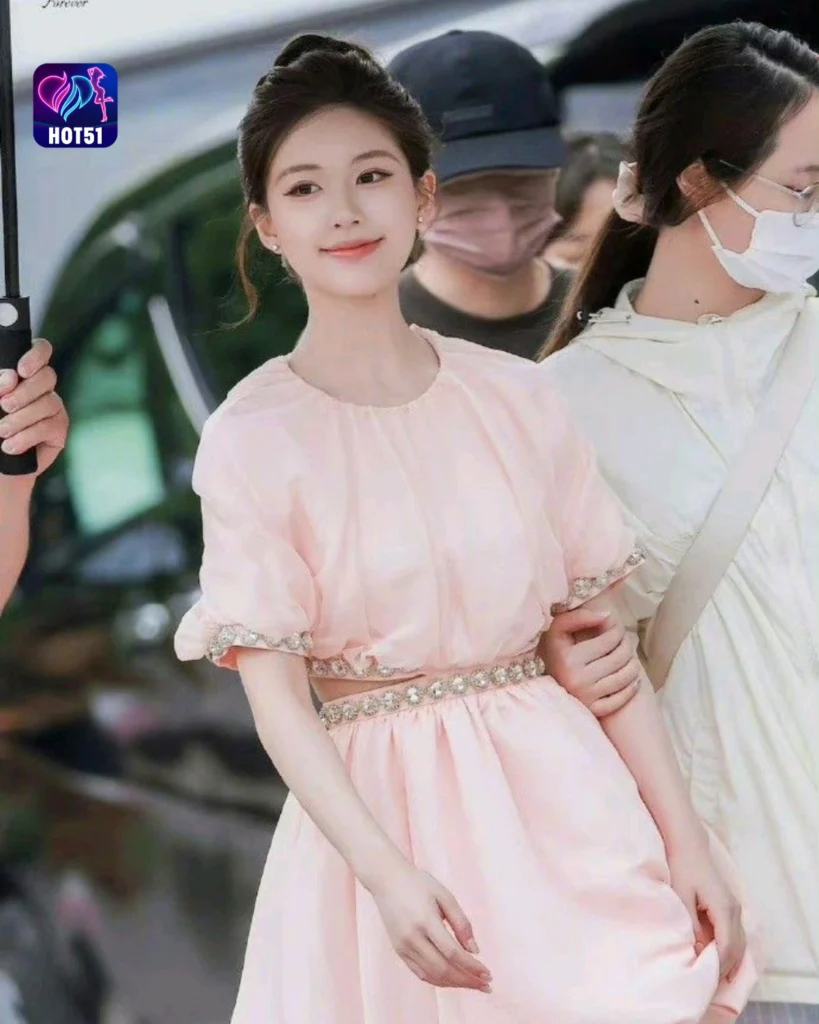  Stunning Zhao Lusi Photos on HOT51 Platform