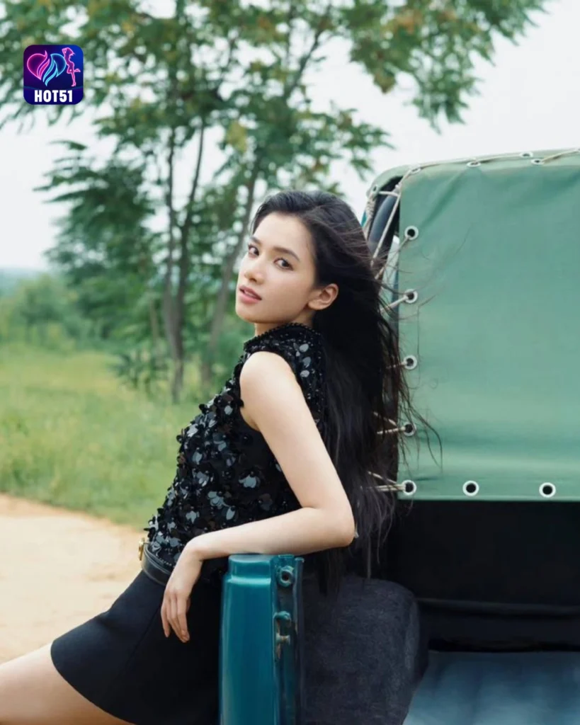  Zhang Jingyi’s Stunning Photos on HOT51 Platform